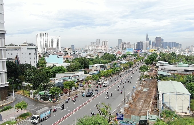 Một đoạn mặt bằng đã được dọn sạch bên đường Nguyễn Hữu Thọ để chuẩn bị thi công hạng mục chính, ngày 12/11. Ảnh: Giang Anh