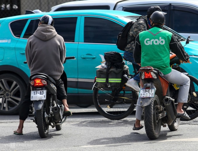 Che biển số bằng khẩu trang và dán băng dính đè lên số. Ảnh: Việt An