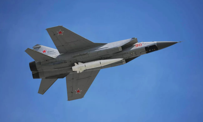 Tiêm kích MiG-31K Nga mang tên lửa siêu vượt âm Kinzhal dưới bụng hồi năm 2018. Ảnh: RIA Novosti