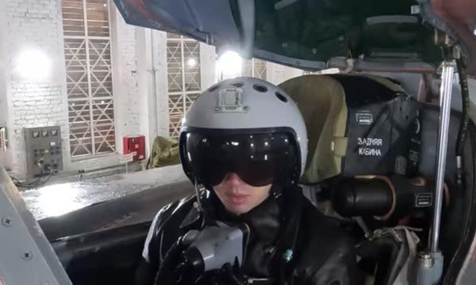 Sĩ quan điều khiển vũ khí Nga trong ảnh đăng ngày 11/11. Ảnh: TASS