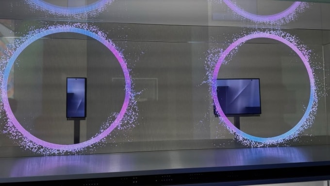 Smartphone gập ba của Samsung tại K-Tech Showcase. Ảnh: The Chosun Daily