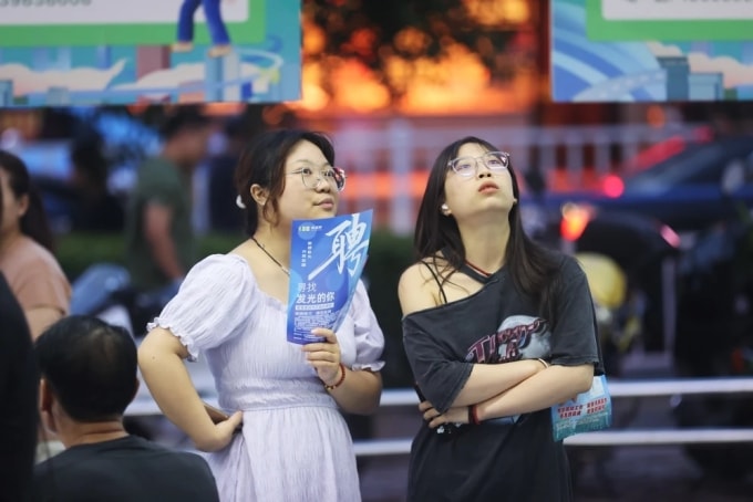 Những người trẻ tìm việc tại một hội chợ việc làm ở tỉnh Hà Nam, Trung Quốc hồi tháng 8/2024. Ảnh: VCG