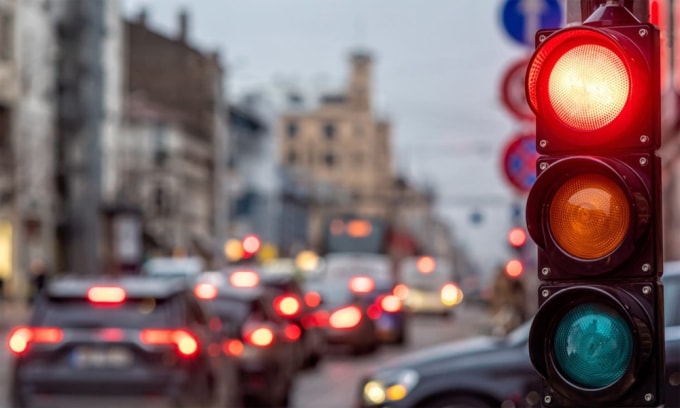 Ngoài ba màu tiêu chuẩn truyền thống, đèn giao thông trong tương lai có thể thêm màu trắng dành cho xe tự lái. Ảnh: Getdriversed