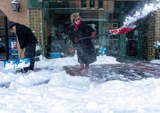 Người Mỹ dọn tuyết ở Racine, bang Wisconsin, ngày 10/11. Ảnh: USA Today