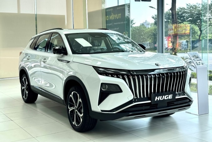 Mẫu SUV hybrid Dongfeng Huge ở đại lý chính hãng tại Hà Nội. Ảnh: Carvivu