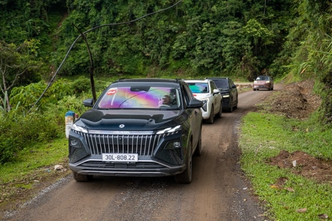 Dongfeng Huge HEV trong hành trình Car Test do VnExpress tổ chức. Ảnh: Minh Quân