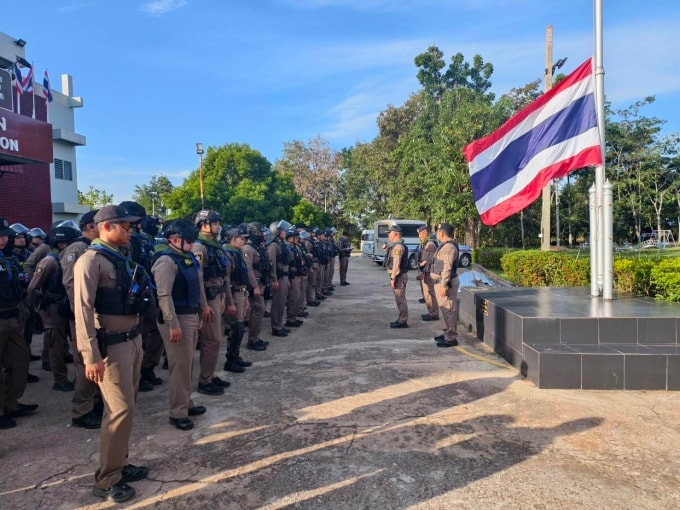 Nhóm cảnh sát tham gia lễ xuất quân để hỗ trợ quân đội ở Sa Kaeo ngày 13/12. Ảnh: Cảnh sát Sa Kaeo