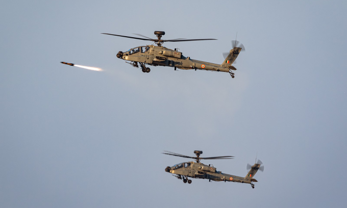 Trực thăng Apache khai hỏa tên lửa Hellfire khi diễn tập trong ảnh đăng năm 2024. Ảnh: X/zone5aviation