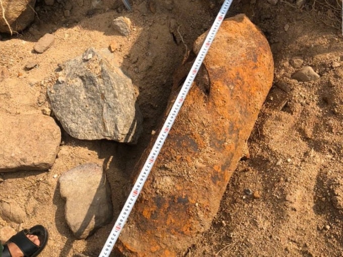 Quả bom nằm ở suối Tân Lai, sáng 13/11. Ảnh: Công an Tuy Phong