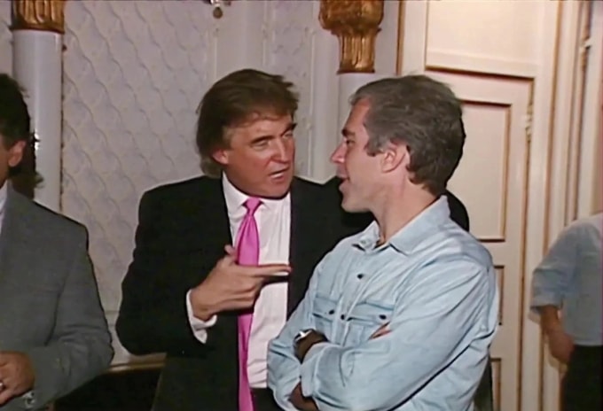 Ông Trump (trái) và Epstein tại bữa tiệc ở Mar-a-Lago, bang Florida hồi tháng 11/1992. Ảnh: NBC News