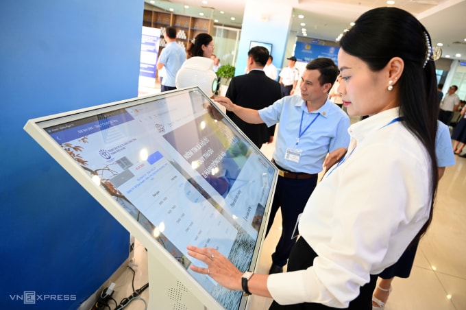 Người dân đến làm thủ tục hành chính tại Trung tâm phục vụ hành chính công TP Hà Nội. Ảnh: Giang Huy