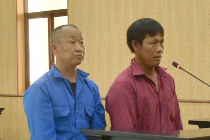 Bị cáo Hỡi (bên trái) và Âu tại tòa. Ảnh: Phú Giang