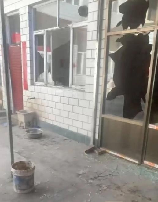Cửa kính, cửa sổ nhà ông Lương bị đập vỡ. Ảnh: ifeng