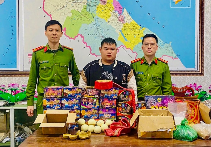 Nghi can Trí (giữa), tại cơ quan điều tra. Ảnh: Công an cung cấp