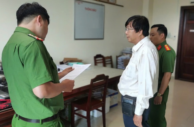 Ông Trịnh Thanh Xuân nghe đọc lệnh khởi tố, tạm giam. Ảnh: Công an Cần Thơ