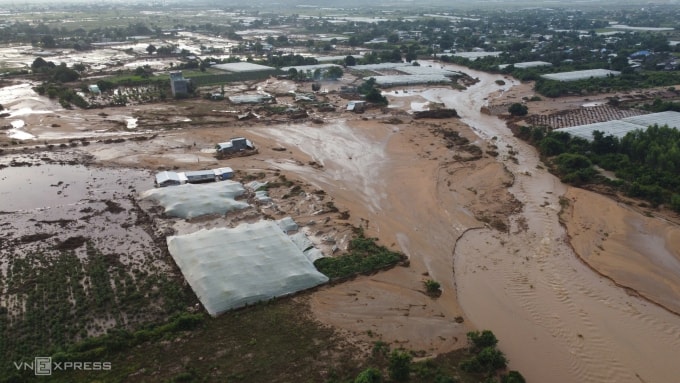 Khu vực hạ du dưới núi Tân Lai bị thiệt hại nặng nề sau sự cố vỡ hồ trên núi Tân Lai. Ảnh: Bùi Toàn