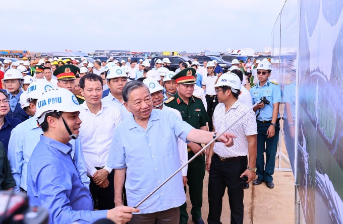 Tổng Bí thư Tô Lâm nghe Chủ đầu tư báo cáo tiến độ dự án sân bay Long Thành sáng 13/11. Ảnh: Thái Hà