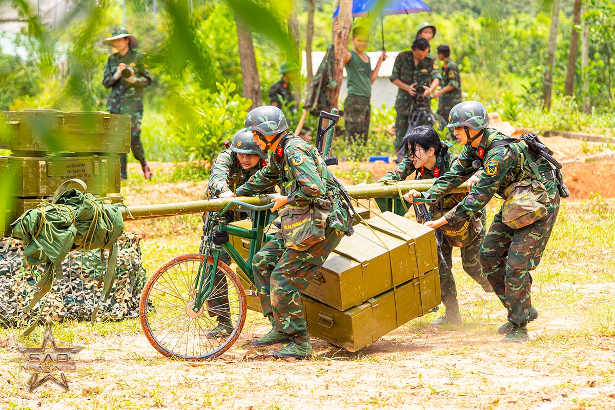 Dàn sao vận tải đạn qua hồ trong 'Sao nhập ngũ'