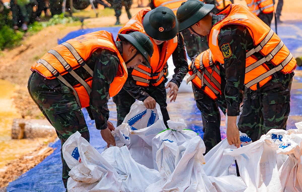 Sao Việt trong thử thách đắp đê cứu nạn