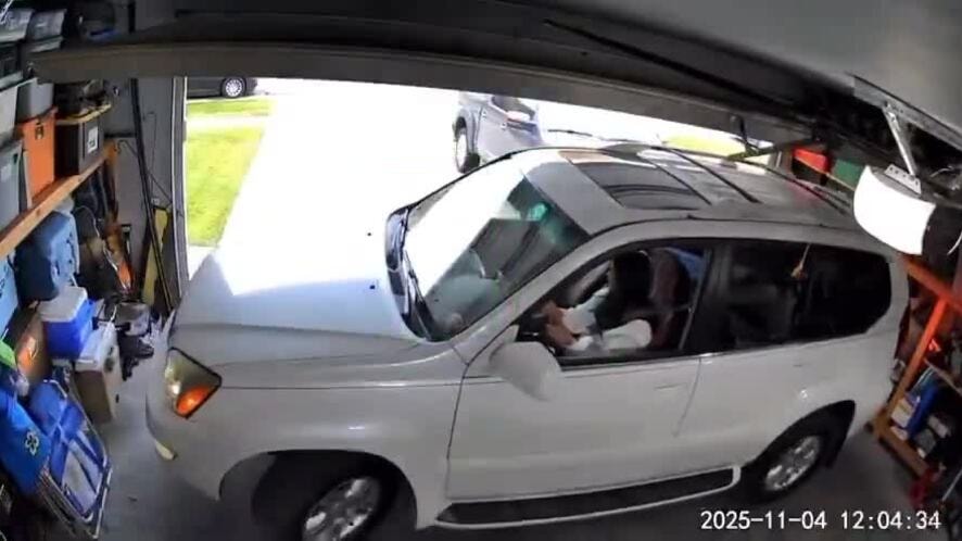 Nữ tài xế kiên nhẫn quay đầu ôtô trong gara hẹp