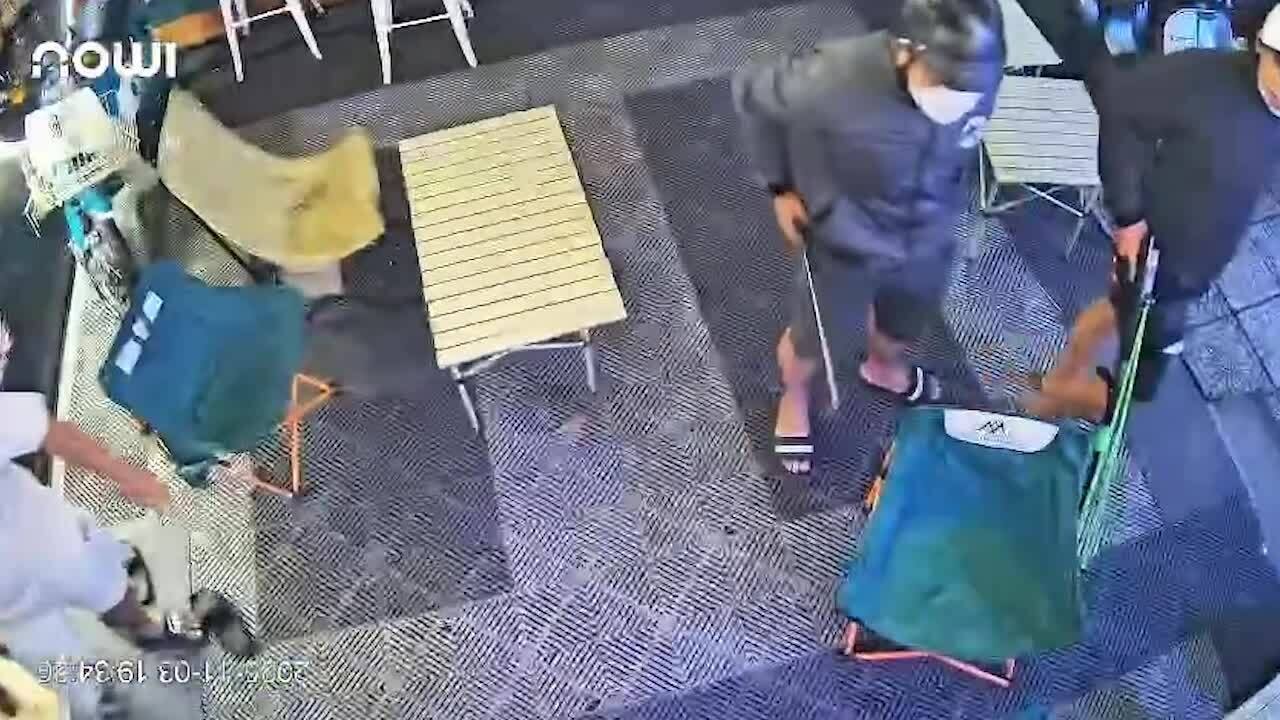 Nhóm thiếu niên mang hung khí đập phá quán cà phê ven TP HCM