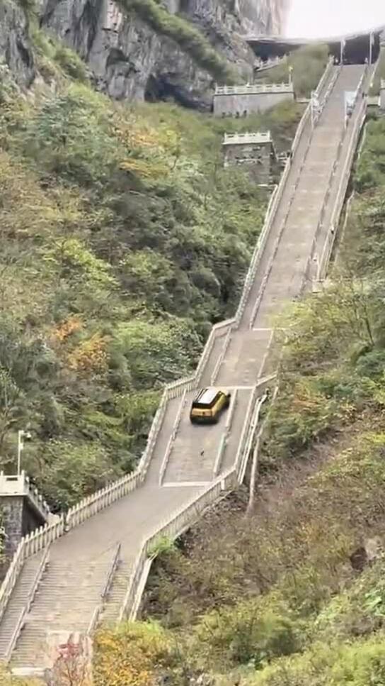 Ôtô suýt rơi xuống sườn núi khi leo lên cổng trời