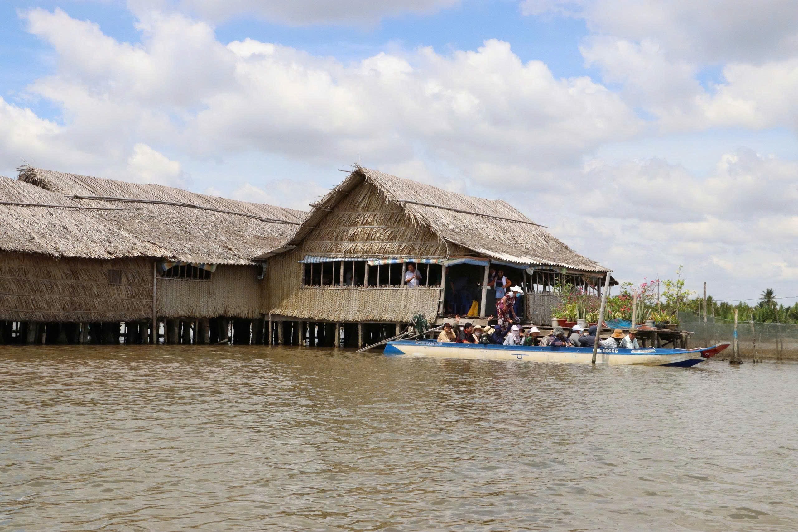 Khám phá "biển hồ giữa lòng đồng bằng" ở Cà Mau - Ảnh 2.