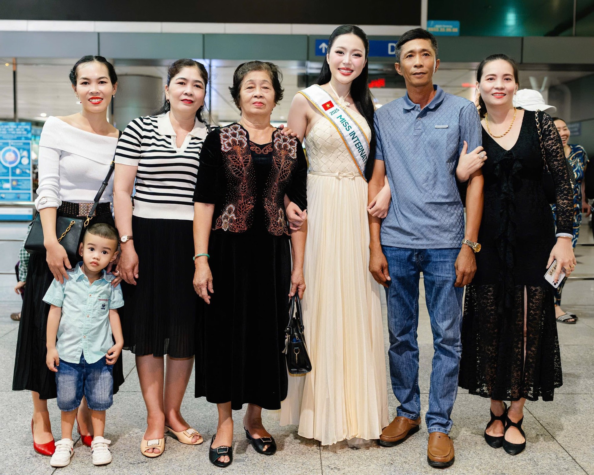 Mẹ đẻ Hoa hậu Kiều Duy gây chú ý khi tiễn con gái đi thi Hoa hậu Quốc tế- Ảnh 7. Mẹ đẻ Hoa hậu Kiều Duy gây chú ý khi tiễn con gái đi thi Hoa hậu Quốc tế- Ảnh 7.