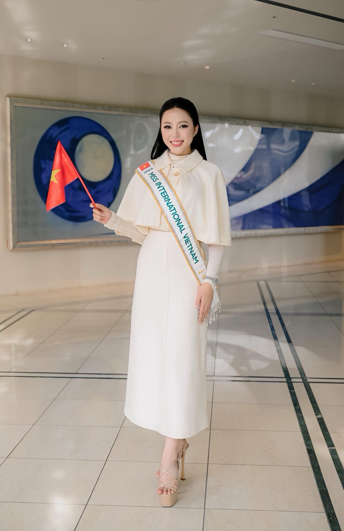 Mẹ đẻ Hoa hậu Kiều Duy gây chú ý khi tiễn con gái đi thi Hoa hậu Quốc tế- Ảnh 1. Mẹ đẻ Hoa hậu Kiều Duy gây chú ý khi tiễn con gái đi thi Hoa hậu Quốc tế- Ảnh 1.