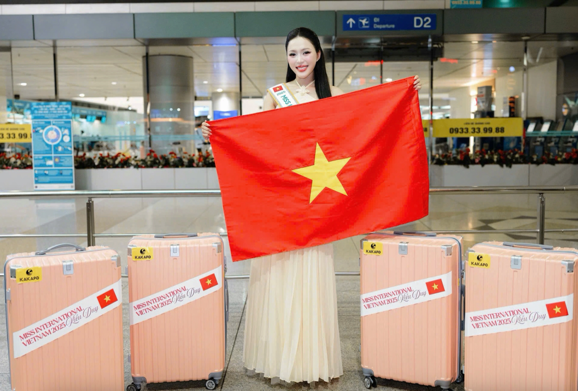 Mẹ đẻ Hoa hậu Kiều Duy gây chú ý khi tiễn con gái đi thi Hoa hậu Quốc tế- Ảnh 3. Mẹ đẻ Hoa hậu Kiều Duy gây chú ý khi tiễn con gái đi thi Hoa hậu Quốc tế- Ảnh 3.