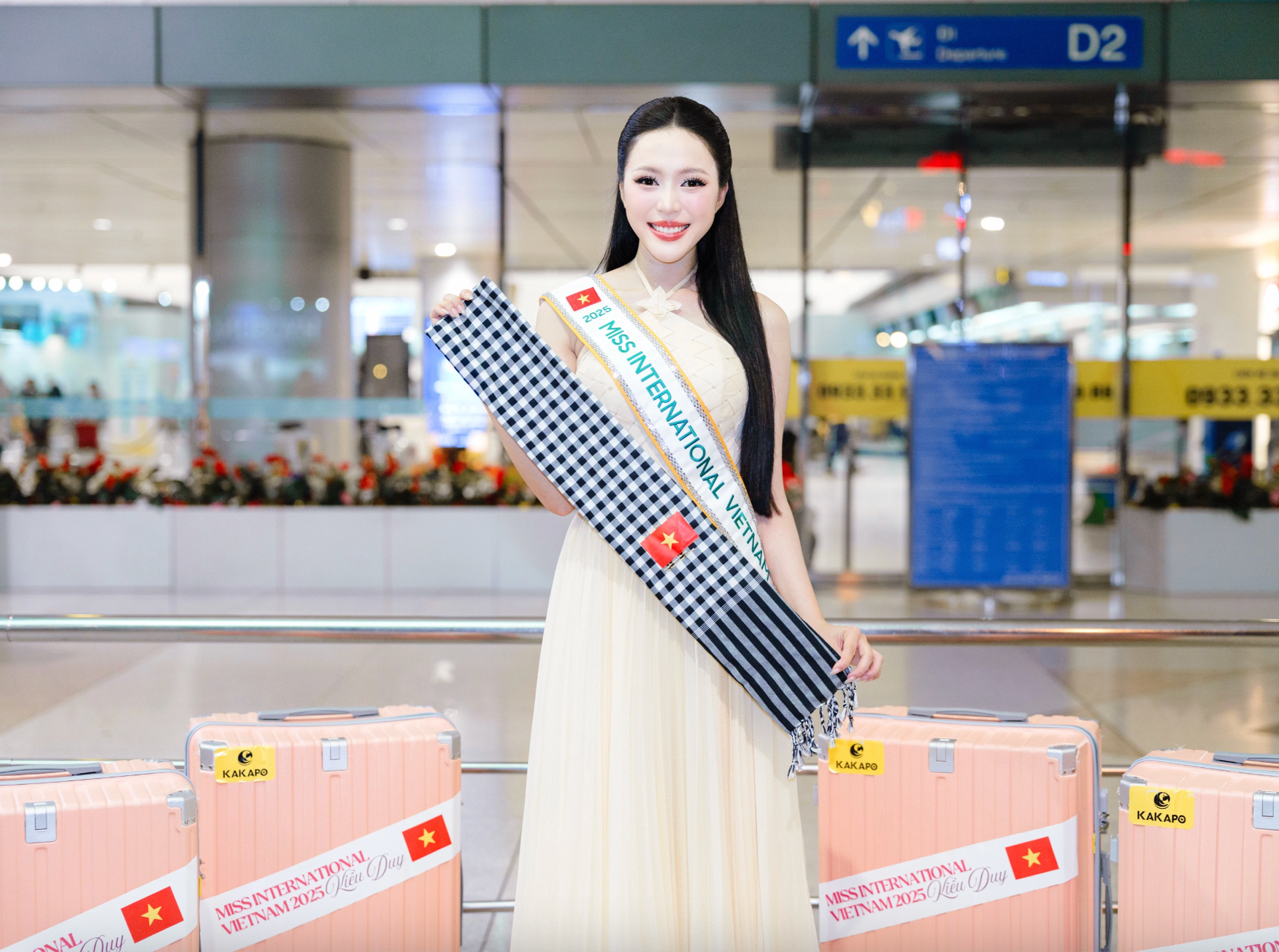 Mẹ đẻ Hoa hậu Kiều Duy gây chú ý khi tiễn con gái đi thi Hoa hậu Quốc tế- Ảnh 4. Mẹ đẻ Hoa hậu Kiều Duy gây chú ý khi tiễn con gái đi thi Hoa hậu Quốc tế- Ảnh 4.