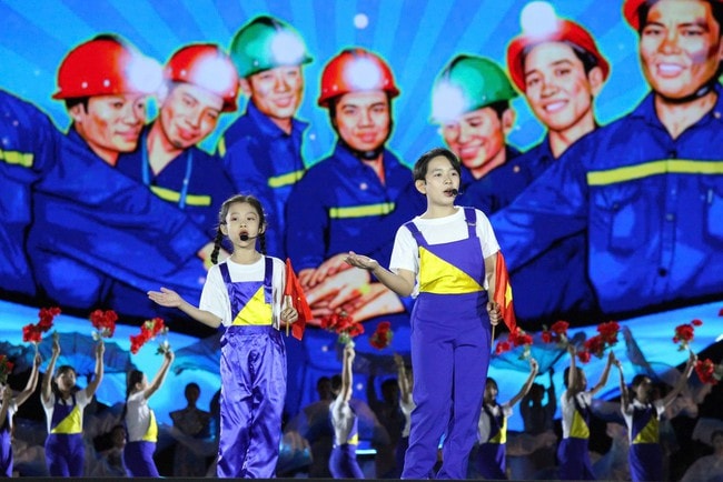 Đen Vâu, Trọng Tấn bùng nổ trong Concert 'Quảng Ninh - Đất mỏ anh hùng'- Ảnh 4. Đen Vâu, Trọng Tấn bùng nổ trong Concert 'Quảng Ninh - Đất mỏ anh hùng'- Ảnh 4.