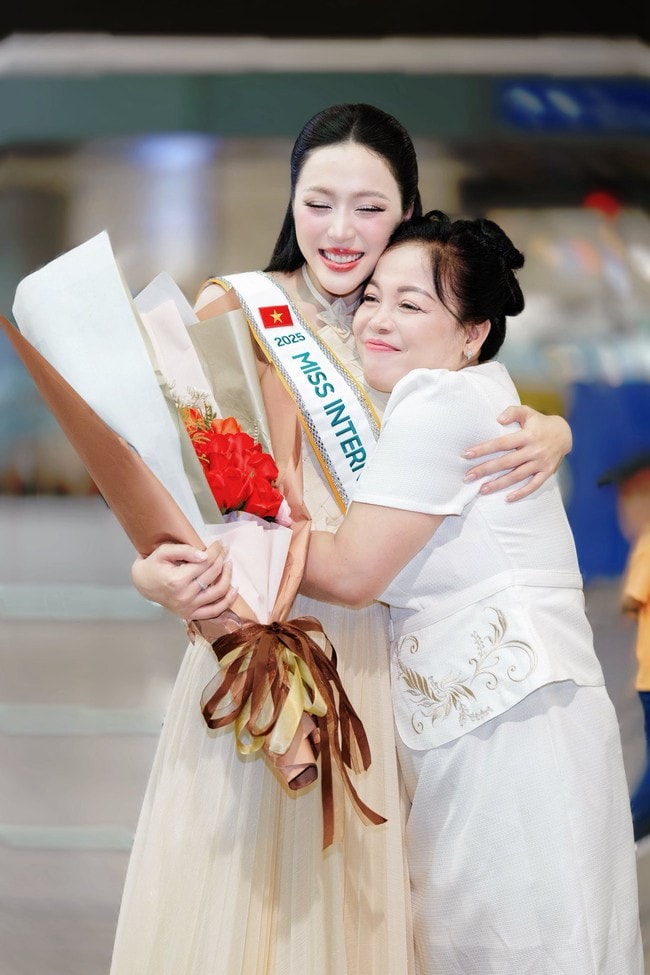 Mẹ đẻ Hoa hậu Kiều Duy gây chú ý khi tiễn con gái đi thi Hoa hậu Quốc tế- Ảnh 5. Mẹ đẻ Hoa hậu Kiều Duy gây chú ý khi tiễn con gái đi thi Hoa hậu Quốc tế- Ảnh 5.