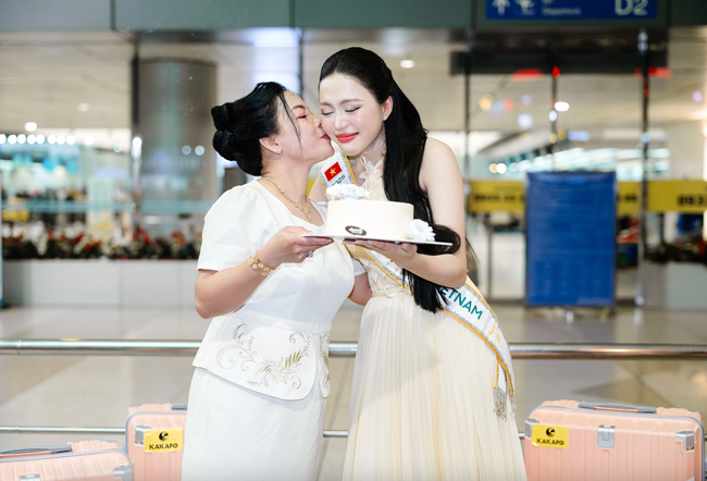 Mẹ đẻ Hoa hậu Kiều Duy gây chú ý khi tiễn con gái đi thi Hoa hậu Quốc tế- Ảnh 6. Mẹ đẻ Hoa hậu Kiều Duy gây chú ý khi tiễn con gái đi thi Hoa hậu Quốc tế- Ảnh 6.