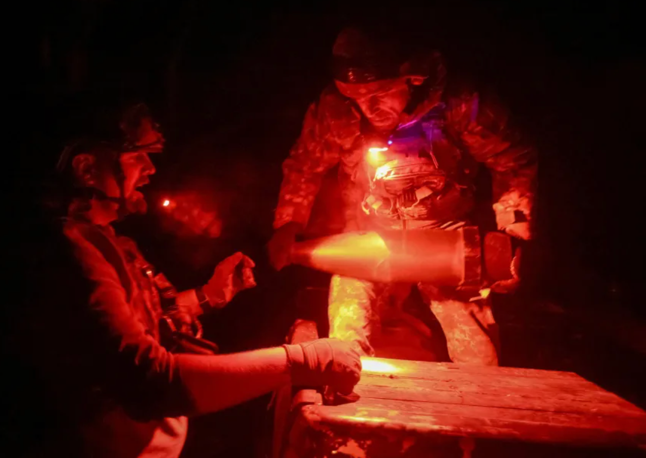 Binh lính đang dỡ đạn pháo cho pháo tự hành M114 gần Pokrovsk. (Ảnh: Reuters)