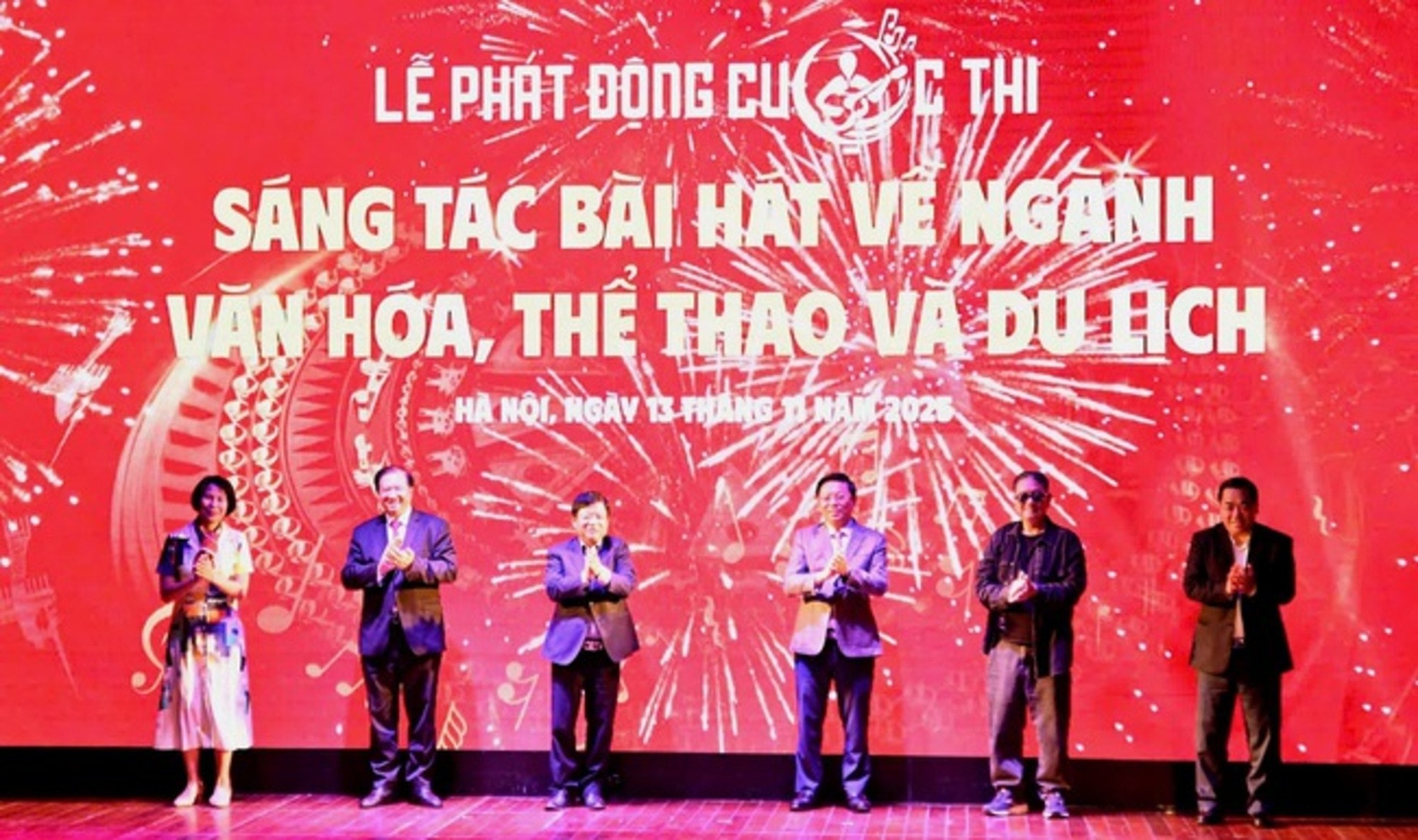 Các đại biểu thực hiện nghi thức phát động Cuộc thi sáng tác bài hát về ngành Văn hóa, Thể thao và Du lịch năm 2025.
