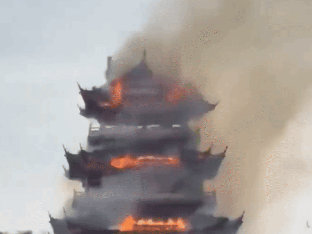 Hỏa hoạn khiến ngôi chùa 1.500 năm tuổi bị đổ sập, nghi do khách thắp hương - 1 Hỏa hoạn khiến ngôi chùa 1.500 năm tuổi bị đổ sập, nghi do khách thắp hương - 1
