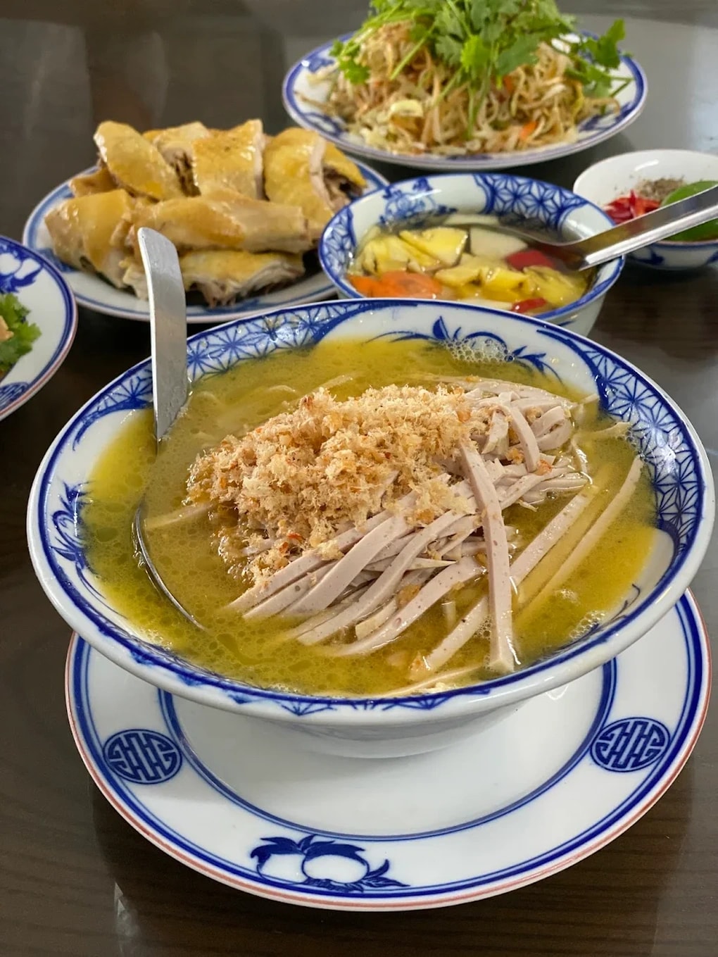 Tranh cãi mâm cỗ nghệ nhân ở Bát Tràng 6 người giá 2,7 triệu đồng đắt đỏ - 3 Tranh cãi mâm cỗ nghệ nhân ở Bát Tràng 6 người giá 2,7 triệu đồng đắt đỏ - 3