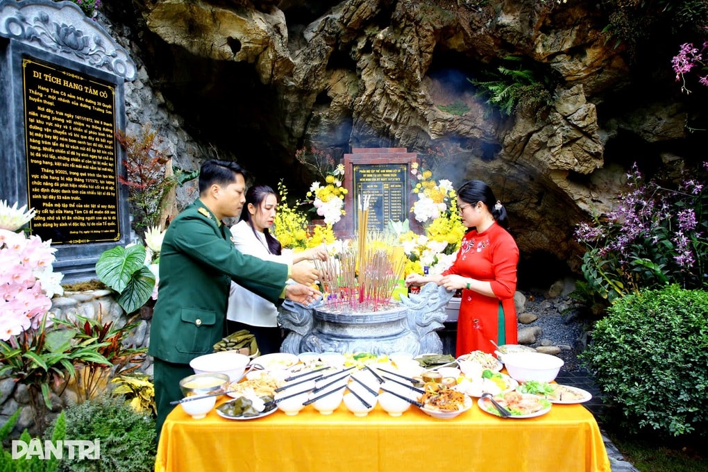 Phu nhân Ngô Phương Ly dự lễ khánh thành tôn tạo di tích Hang Tám Cô - 2 Phu nhân Ngô Phương Ly dự lễ khánh thành tôn tạo di tích Hang Tám Cô - 2