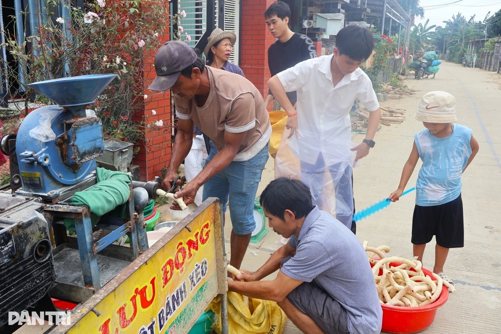 Nghề chỉ làm vào mùa mưa, mang niềm vui đi khắp thôn xóm - 1