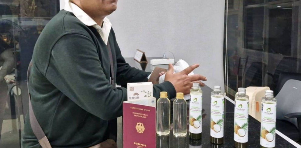 Đi Thái Lan du lịch, du khách bị lừa mua 5 chai dầu dừa giá 122 triệu đồng - 1