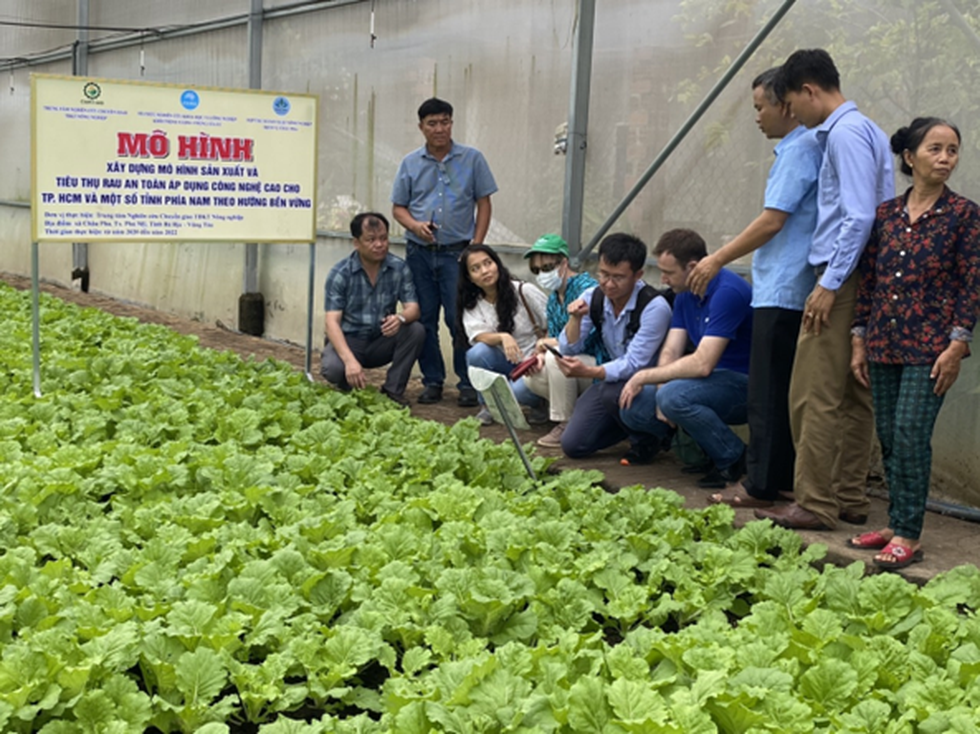 Bài toán “nút thắt cổ chai” khi nông dân chuyển đổi số - 3