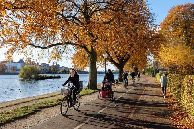 Người dân đạp xe, đi bộ tại khu vực công cộng ở trung tâm Copenhagen. Ảnh: Tripsavvy