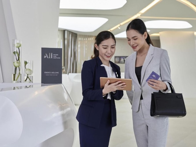 Du khách đang được nhân viên hướng dẫn dùng dịch vụ tại Novotel Hanoi Thai Ha. Ảnh: Booking