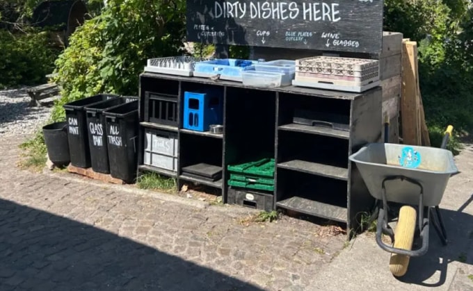 Chô để rác với nhiều thùng chứa phân loại rác ở Đan Mạch. Ảnh: Leila Najafi/BI