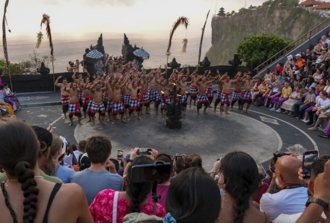 Người dân địa phương biểu diễn các điệu múa truyền thống trong một buổi diễn phục vụ du khách. Ảnh: SCMP