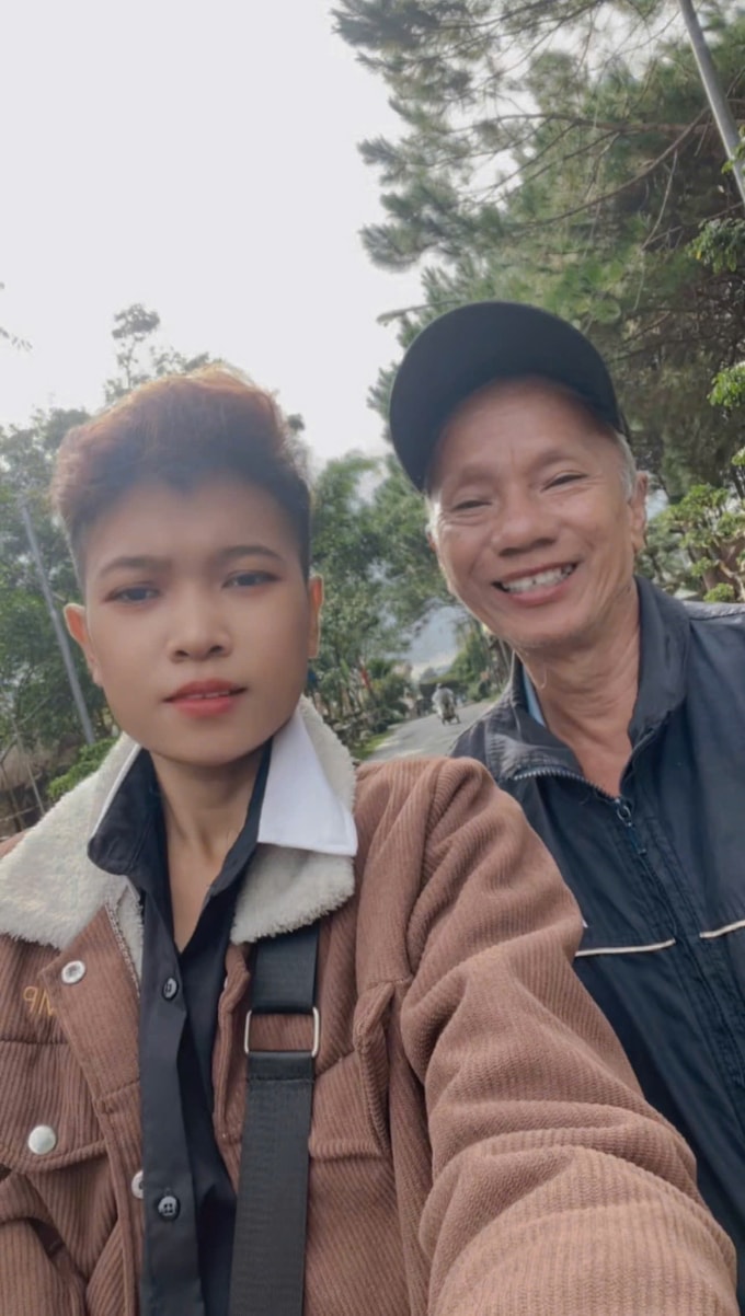 Ông Lê Trọng Toàn và con gái Ngọc Anh ở TP HCM, tháng 10/2025. Ảnh: Nhân vật cung cấp