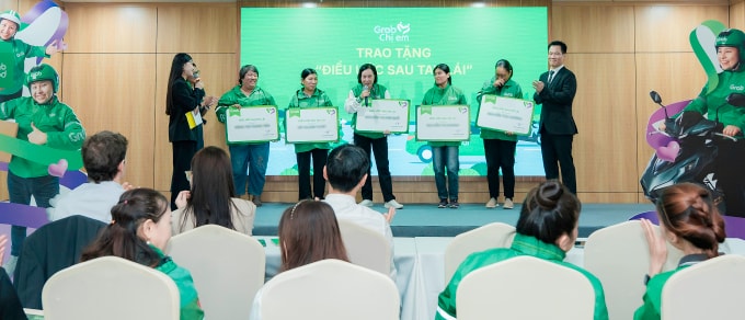 Những nữ tài xế nhận hỗ trợ từ chương trình Điều ước sau tay lái. Ảnh: Grab