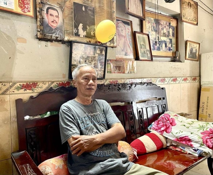 Ông Lê Trọng Toàn trong căn nhà ở phường Xóm Chiếu, TP HCM, sáng 12/11. Ảnh: Ngọc Ngân