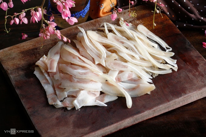 Tai heo luộc làm nem thính. Ảnh: Bùi Thủy